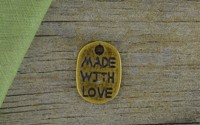 10759 Zawieszka mała Made with love w kolorze brązu 4szt
