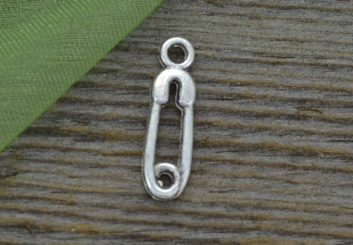 307191 Zawieszka mała agrafka w kolorze srebrnym