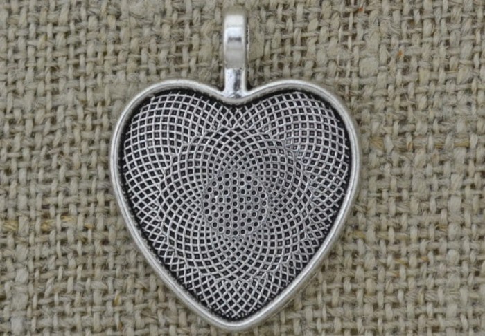 Baza medalionu serce w kolorze srebra kaboszon 25*25mm