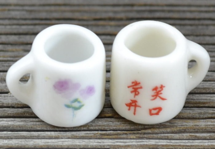 61428 Miniaturowy kubek ceramiczny różyczki na gałązce