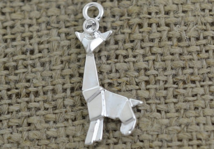 [307452] Zawieszka mała żyrafa origami w kolorze srebrnym