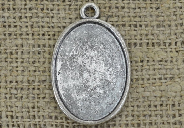 30129 Klasyczna baza medalionu w kolorze srebrnym na kaboszon 25*18mm