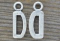 307226 Zawieszka mała literka D w kolorze srebrnym 3szt