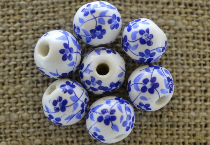 76051112 Koralik porcelanowy okrągły 12mm kwiaty granatowe
