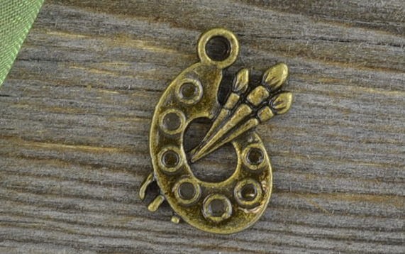 10740 Zawieszka mała paleta z pędzlami w kolorze brązu 3szt