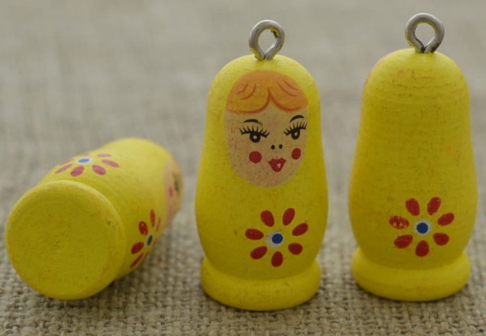 Zawieszka drewniana matrioszka żółta