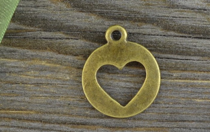 10782 Zawieszka mała moneta z wyciętym serduszkiem w kolorze brązu 3szt