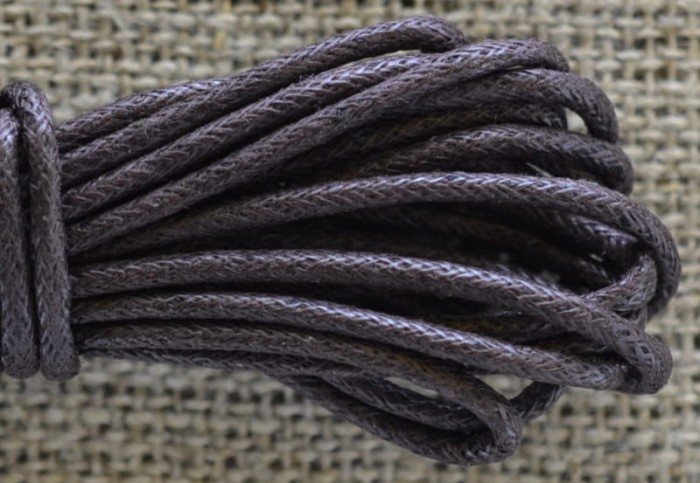 71768 Sznurek woskowany 2mm w kolorze czekoladowym 3m