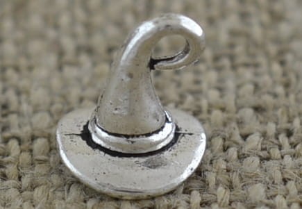 [30726] Zawieszka mała trójwymiarowa czapka w kolorze srebrnym