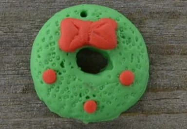 ś07144 Zawieszka z modeliny wieniec Bożonarodzeniowy