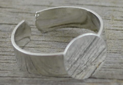 50331 Klasyczna baza pierścionka w kolorze srebra z płaską tarczą 10mm