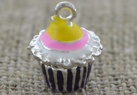 70922 Zawieszka akrylowa muffinek fioletowy