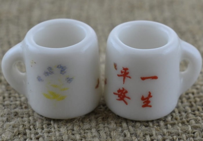 61453 Miniaturowy kubek ceramiczny kwiatki niebieskie