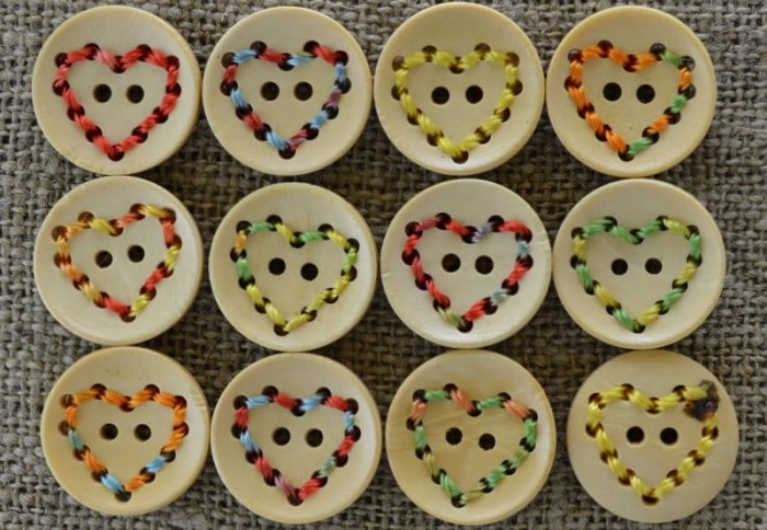 87383 Guzik drewniany ozdobny serce