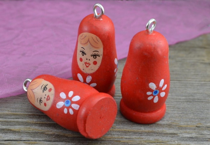 87322 Zawieszka drewniana matrioszka w kolorze czerwonym