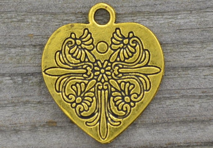 20703 Zawieszka mała serce grawerowane w kolorze starego złota 2 szt