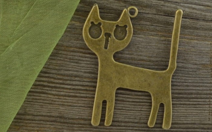 10807 Zawieszka duża kot w kolorze brązu