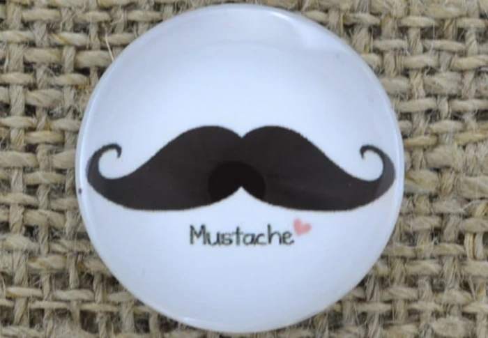 046286 Kaboszon szklany z obrazkiem 18mm wąsy Mustache