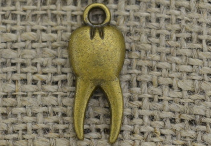 [107121] Zawieszka mała ząb w kolorze brązu