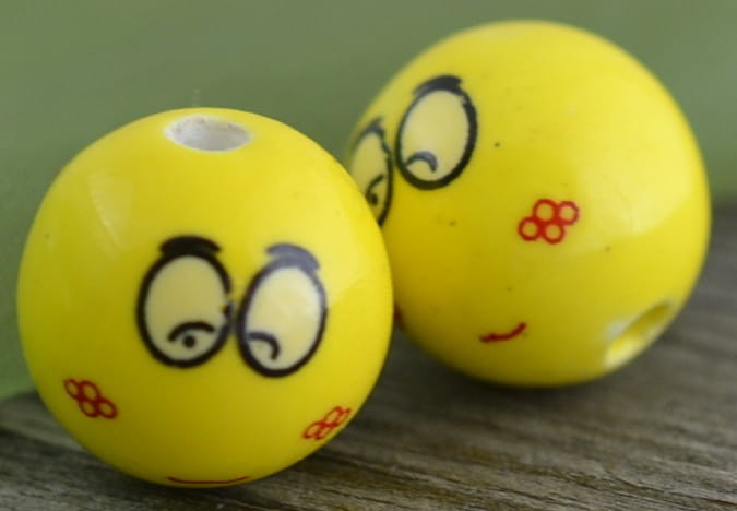 {7605166} Koralik porcelanowy twarz 14mm "zawstydzony"