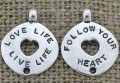 307285 Zawieszka mała moneta z wyciętym sercem LOVE LIFE w kolorze srebrnym