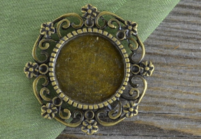 10138 Ozdobna baza medalionu w kolorze brązu na kaboszon 14mm