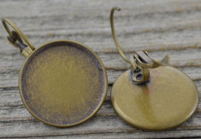 10402 Klasyczna baza kolczyka na biglu angielskim na kaboszon 18mm