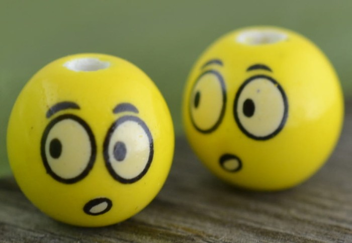 {7605173} Koralik porcelanowy twarz 14mm "przestraszony"