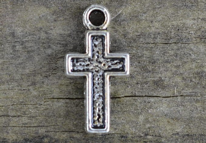 307166 Zawieszka mała krzyżyk w kolorze srebra 10szt