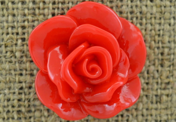802436 Kaboszon kwiatowy różyczka 26*28mm czerwona