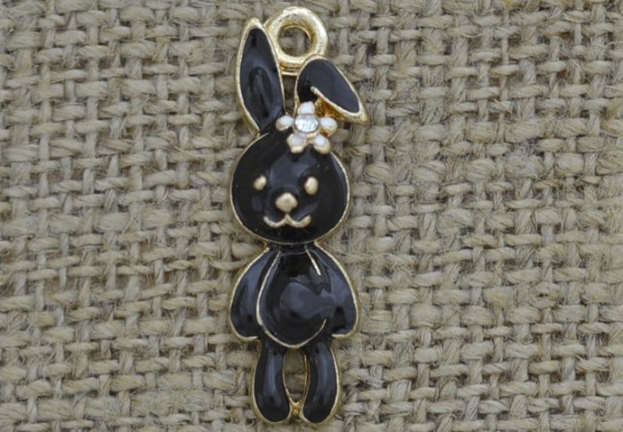 Zawieszka emaliowana królik w kolorze czarnym