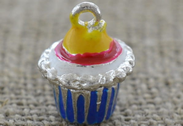 70923 Zawieszka akrylowa muffinek granatowy