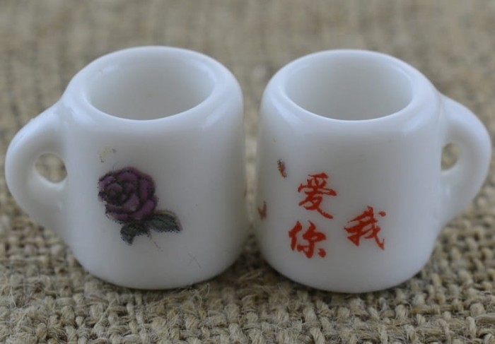 61485 Miniaturowy kubek ceramiczny kwiatek fioletowy