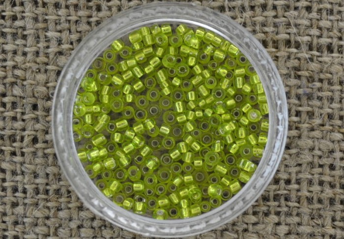 701211 Koraliki drobne oponki limonkowe 6 gram