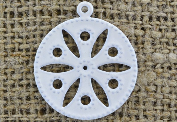 -0711 Zawieszka mała moneta w kolorze białym