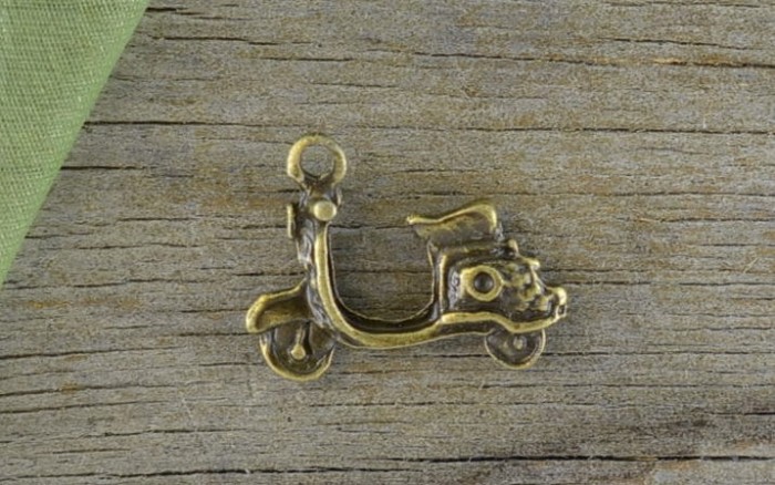 10703 Zawieszka mała skuter w kolorze brązu 3 szt