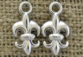 307292 Zawieszka mała De Lis w kolorze srebrnym 19*10mm