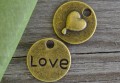 {107169} Zawieszka mała moneta LOVE w kolorze brązu