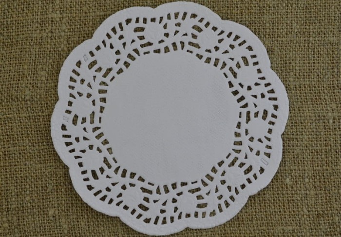73510 Serwetka papierowa z ażurowym rantem biała 115mm