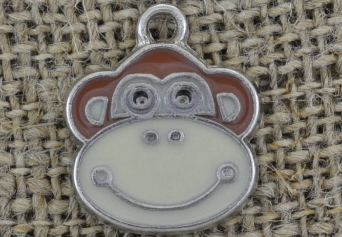 70714 Zawieszka emaliowana małpa w kolorze beżowo-brązowym