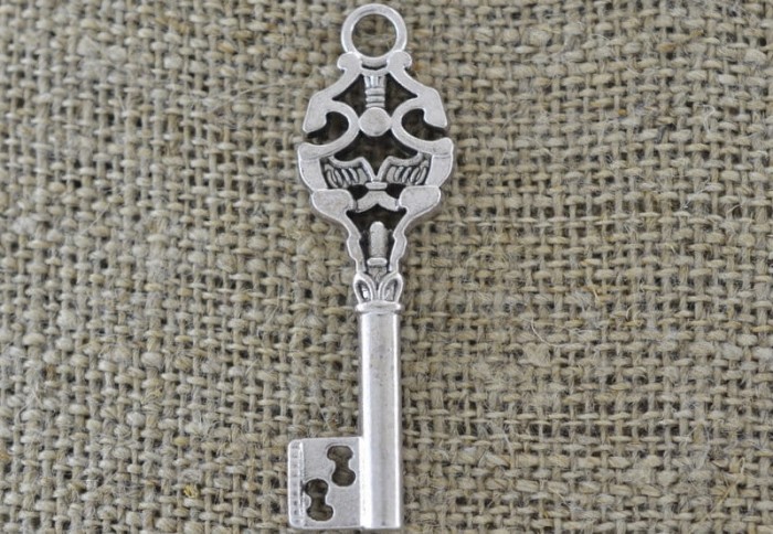 30809 Zawieszka duża klucz w kolorze starego srebra