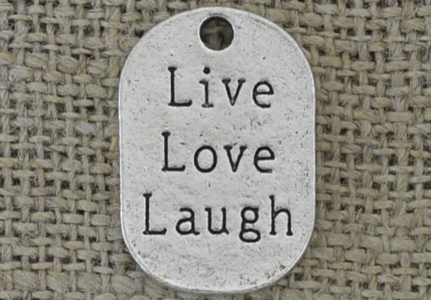 [307201] Zawieszka mała z napisem "Live Love Laugh" w kolorze srebrnym