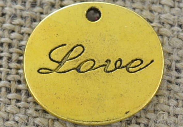 20795 Zawieszka mała owalna Love w kolorze złotym