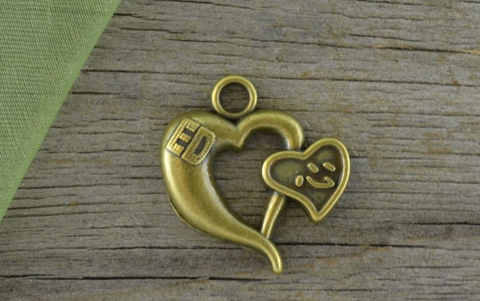 107129 Zawieszka mała dwa serduszka w kolorze brązu 2 szt