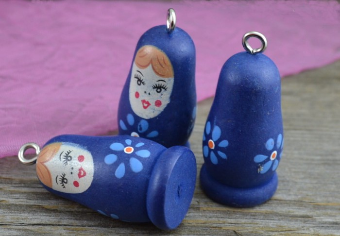 87325 Zawieszka drewniana matrioszka w kolorze granatowym