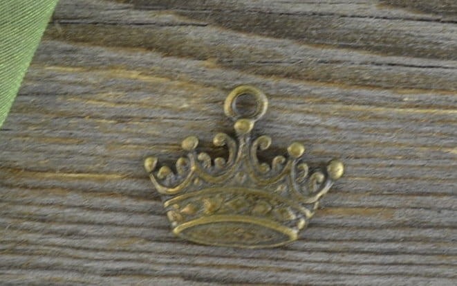 107111 Zawieszka mała korona w kolorze brązu 3szt