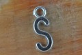 {30798} Zawieszka literki alfabetu w kolorze starego srebra "S" 4szt