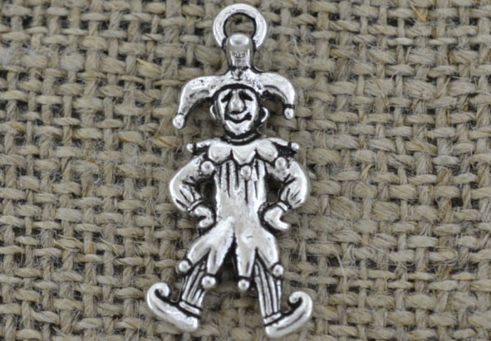 307333 Zawieszka mała trójwymiarowa klaun w kolorze srebrnym