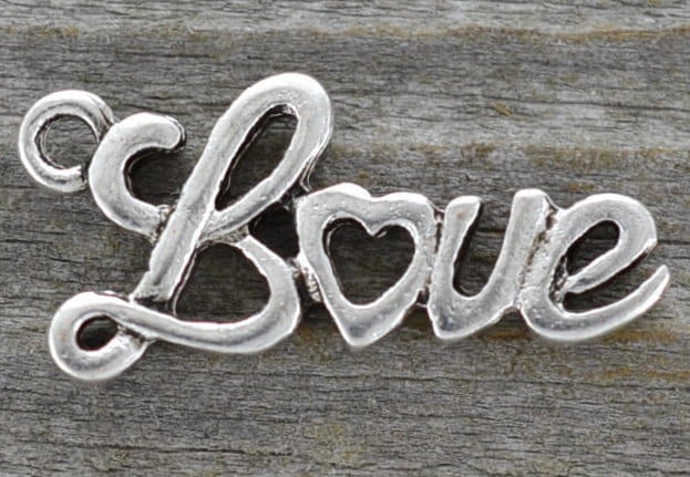 307339 Zawieszka mała Love w kolorze srebra 2szt