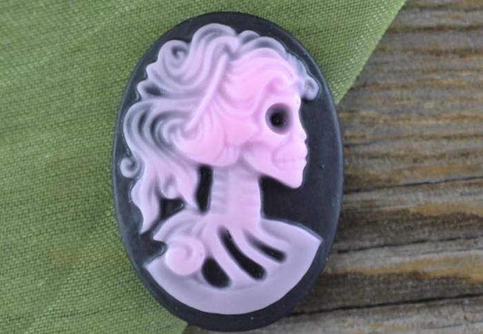 03622 Kamea kobieca czaszka różowa na czarnym tle 18*25mm